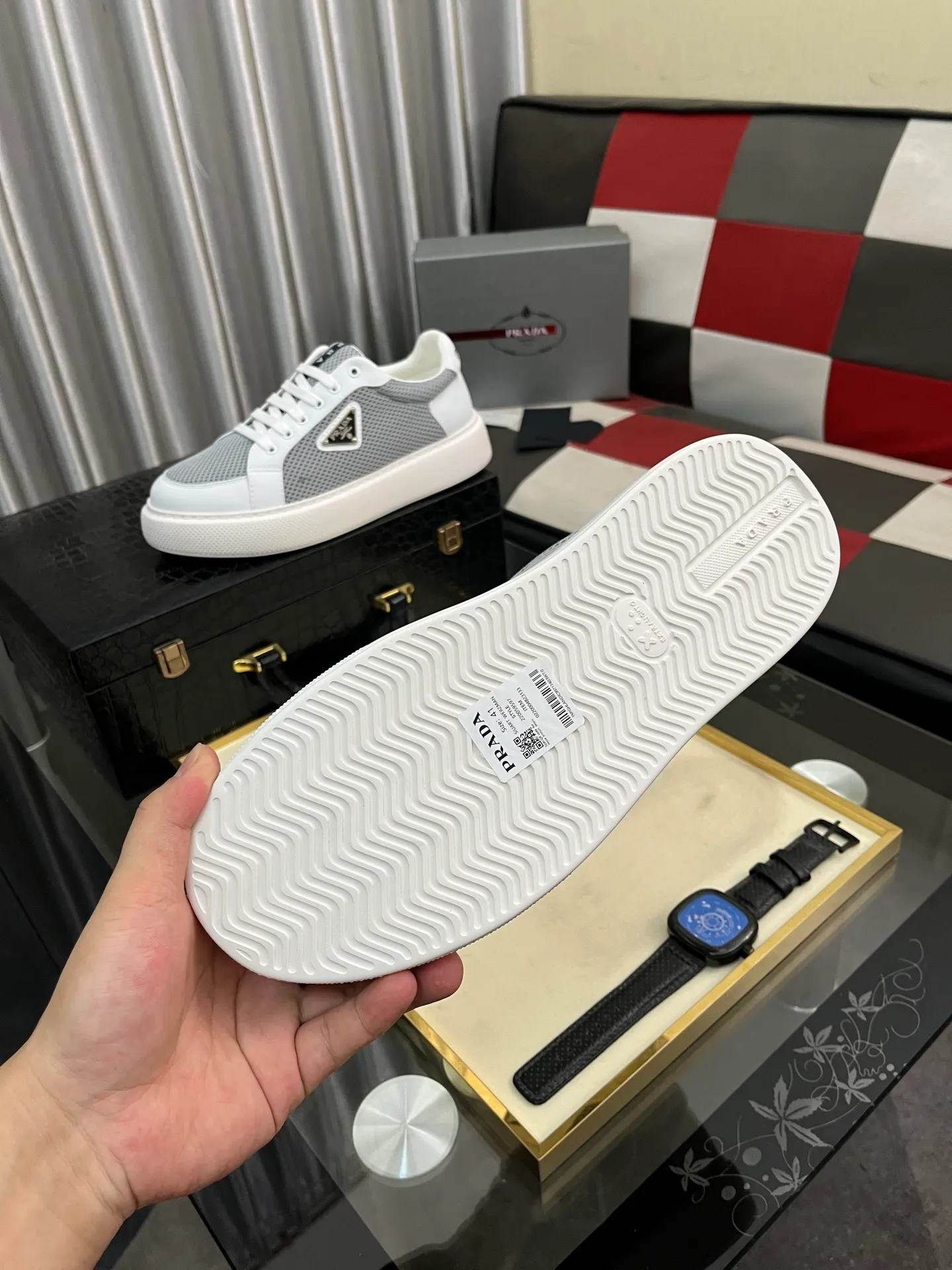 Men's men's shoes💰580⌚️⌚️Prada Prada early spring new model, top original quality, Prada casual sports shoes, made of imported solid color patent leather, spliced mesh cowhide upper, three-dimensional geometric segmentation, multi-color splicing, fashionable and generous, soft, comfortable and breathable. The tongue is decorated with classic letter logo, with fabric lining, cowhide foot pads, matched with P family's exclusive rubber outsole, upper material, breathable knitted fabric imported from Italy The delicate texture is super high-end! Fetal cowhide lining, super soft and comfortable, original molded outsole Size: 38-446️⃣ colors available